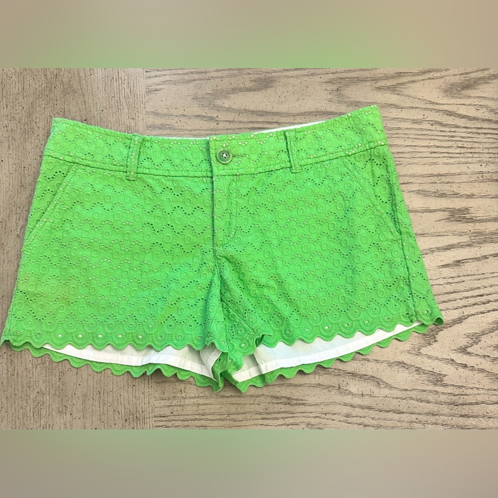 Lilly Pulitzer size 6, Walsh shorts. Excellent shape. You’ll look great .